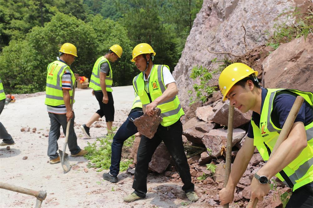 福建晉恒建設工程有限公司前往錢(qián)園橋大隊塹上村搶險救災