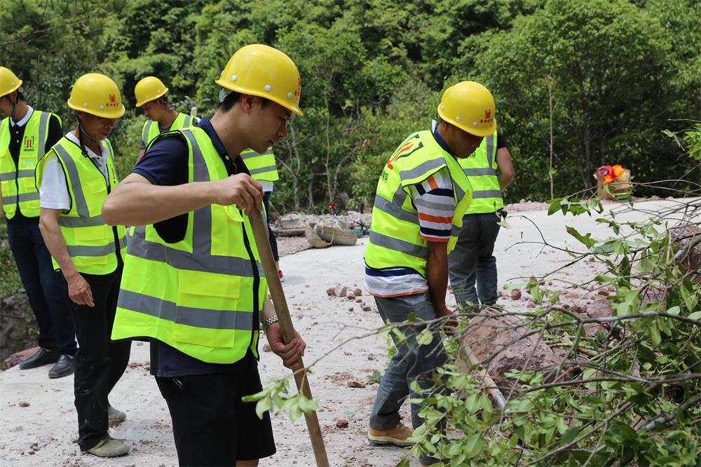 福建晉恒建設工程有限公司前往錢(qián)園橋大隊塹上村搶險救災