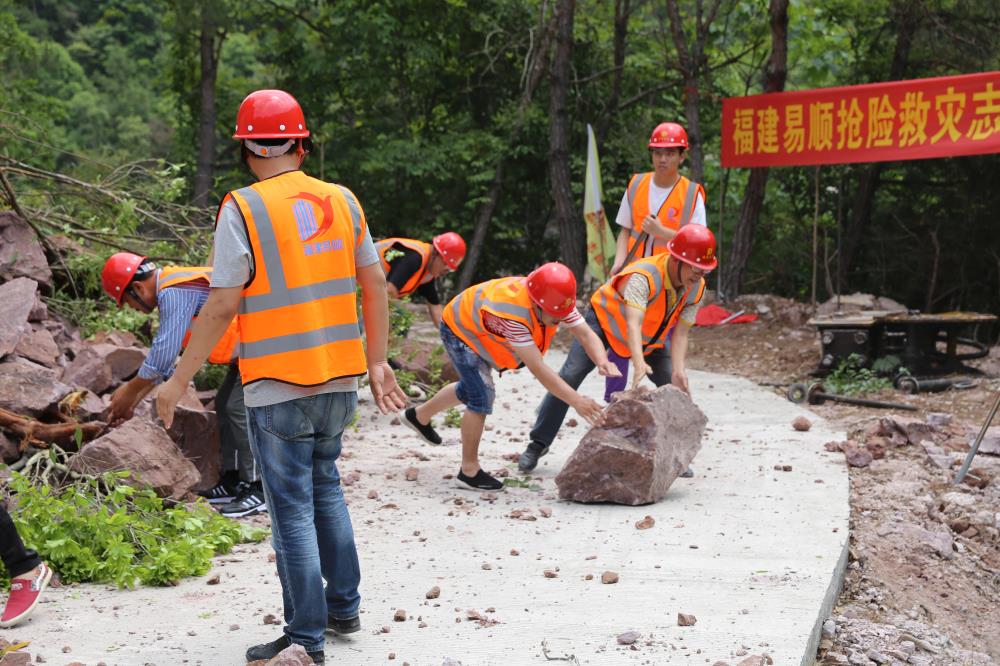 福建易順建筑工程有限公司前往錢(qián)園橋大隊塹上村搶險救災