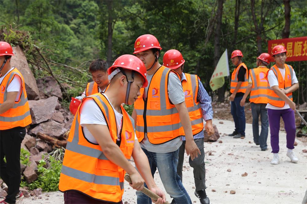 福建易順建筑工程有限公司前往錢(qián)園橋大隊塹上村搶險救災