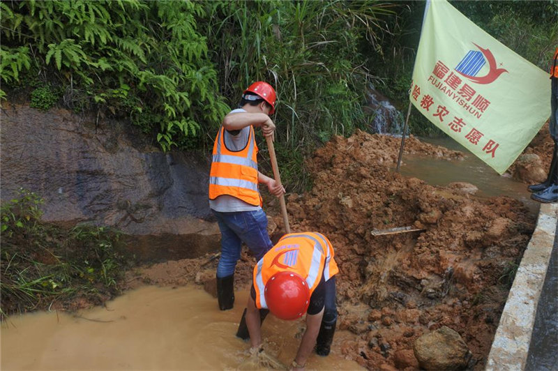 福建易順建筑工程有限公司提供技術(shù)人員和設備幫助祖墩鄉進(jìn)行災后重建